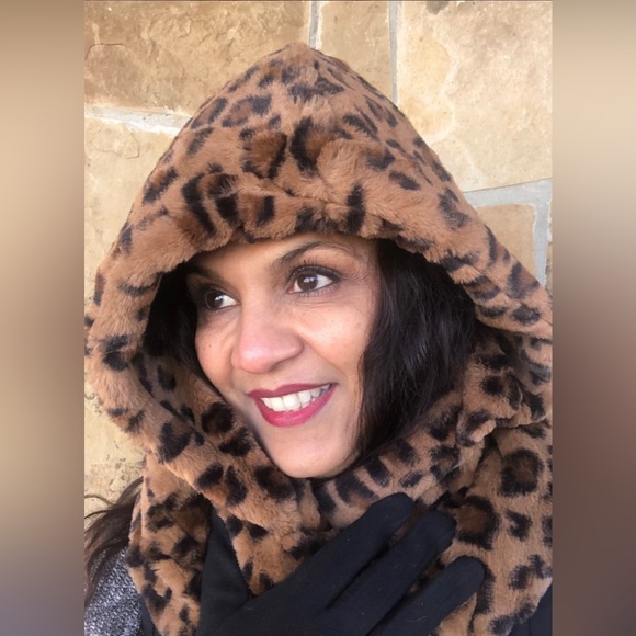 Faux Fur Leopard Hooded Scarf - Picture 3 of 6